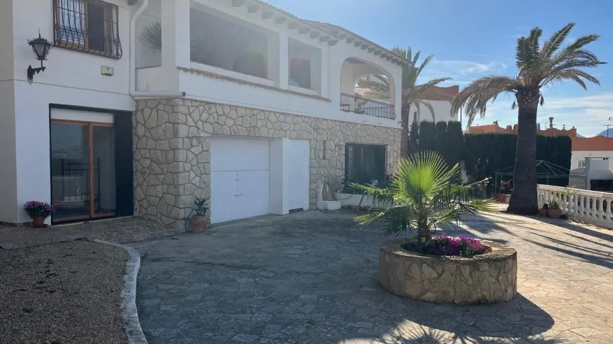 Villa de 4 dormitorios en Albir, Spain No. 586 № 2