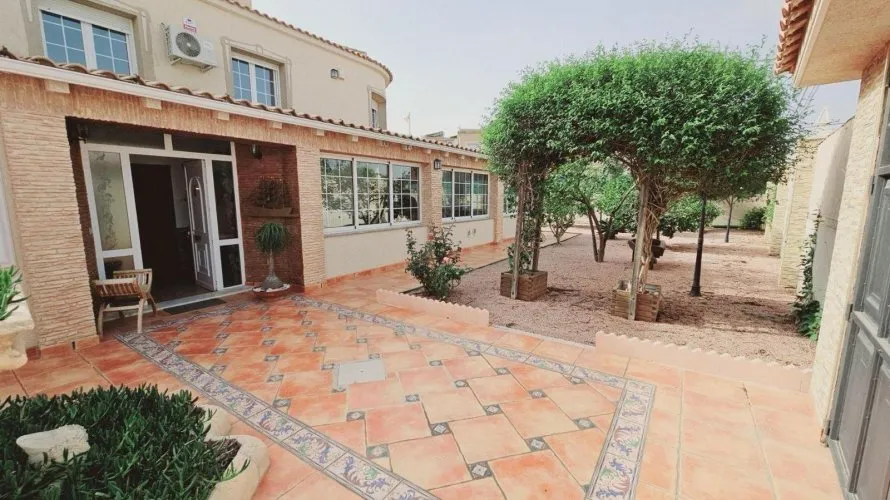 Villa de 5 dormitorios en Torrevieja, Spain No. 716 № 1