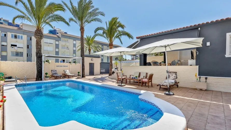 Villa de 4 dormitorios en Torrevieja, Spain No. 835 № 1