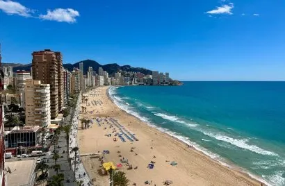 Apartamento de 3 dormitorios en Benidorm, Spain No. 695