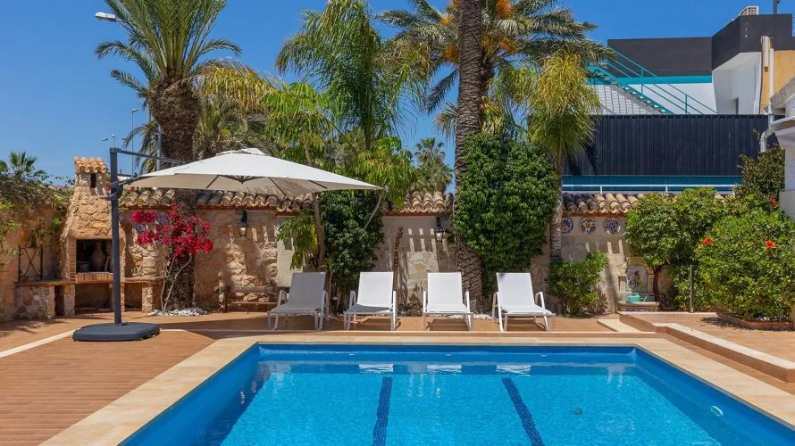 Villa de 4 dormitorios en Alicante, Spain No. 746 № 8