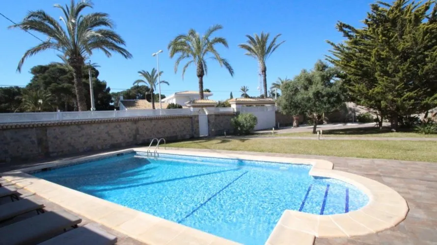 Villa de 5 dormitorios en Cabo Roig, Spain No. 563 № 1