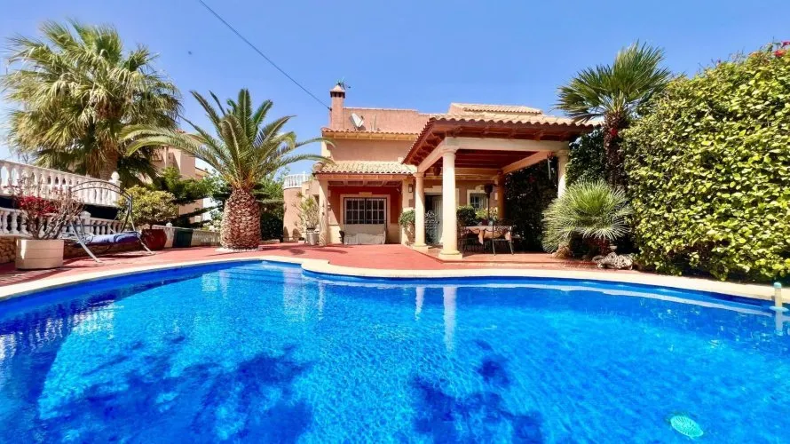 Villa de 3 dormitorios en Torrevieja, Spain No. 120 № 1