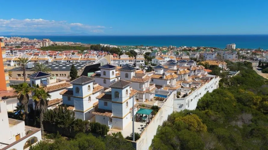 Сasa de 3 dormitorios en La Mata, Spain No. 222 № 1