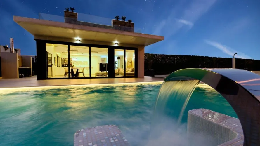 Villa de 4 dormitorios en Campoamor, Spain No. 609