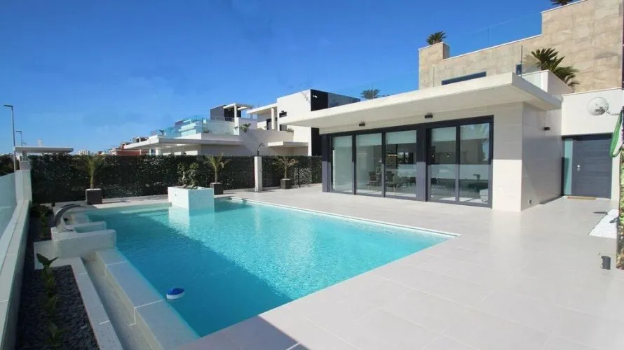 Villa de 4 dormitorios en Campoamor, Spain No. 609 № 1