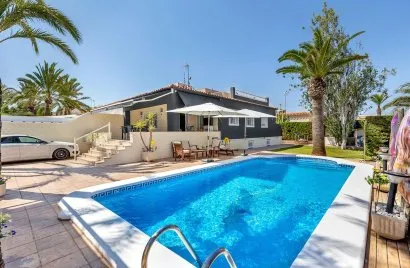 Villa de 4 dormitorios en Torrevieja, Spain No. 835