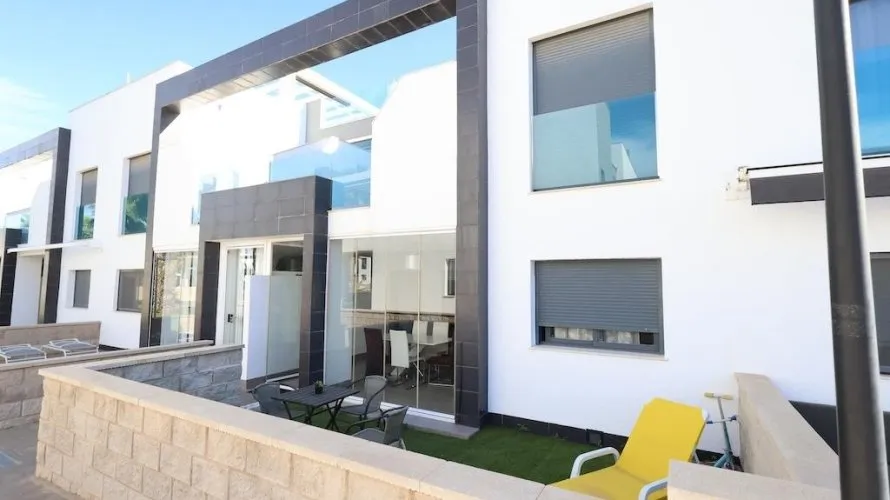 Apartamento de 2 dormitorios en La Zenia, Spain No. 935