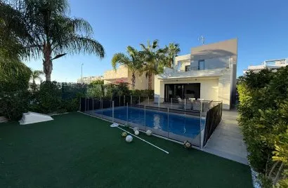 Villa de 3 dormitorios en Ciudad Quesada, Spain No. 901
