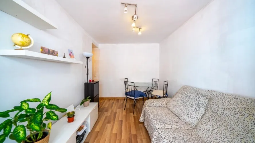 Apartamento de 2 dormitorios en Madrid, Spain No. 851 № 2