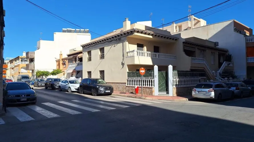Сasa de 3 dormitorios en Torrevieja, Spain No. 940 № 2