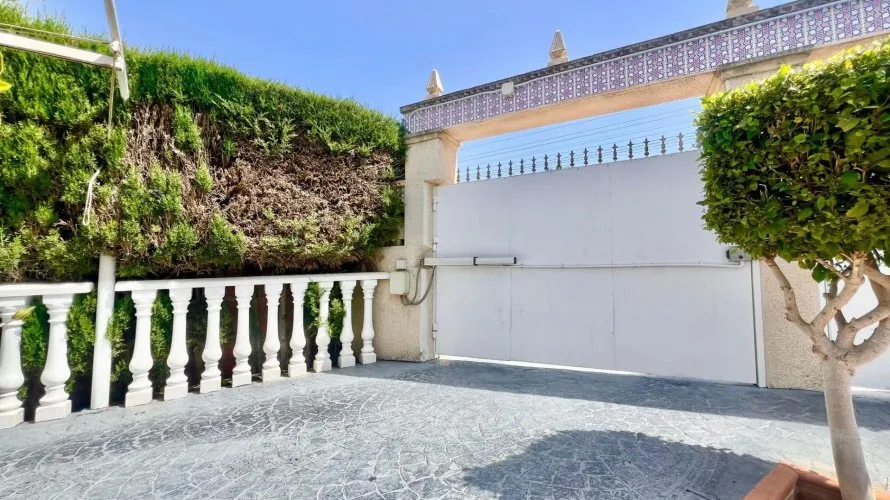 Villa de 3 dormitorios en Torrevieja, Spain No. 120 № 2