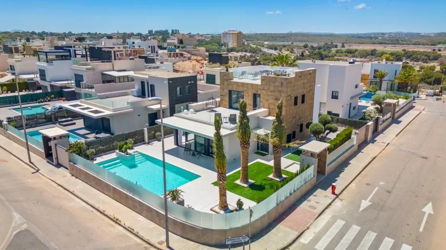 Villa de 4 dormitorios en Campoamor, Spain No. 662 № 5