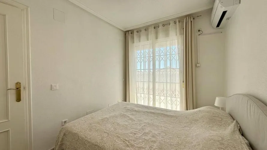 Villa de 4 dormitorios en Playa Flamenca II, Spain No. 169 № 23