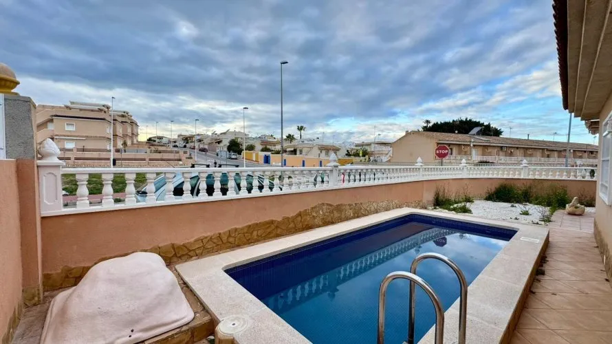 Apartamento de 3 dormitorios en Torrevieja, Spain No. 1031