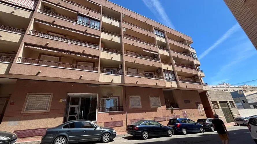 Apartamento de 2 dormitorios en Torrevieja, Spain No. 2201