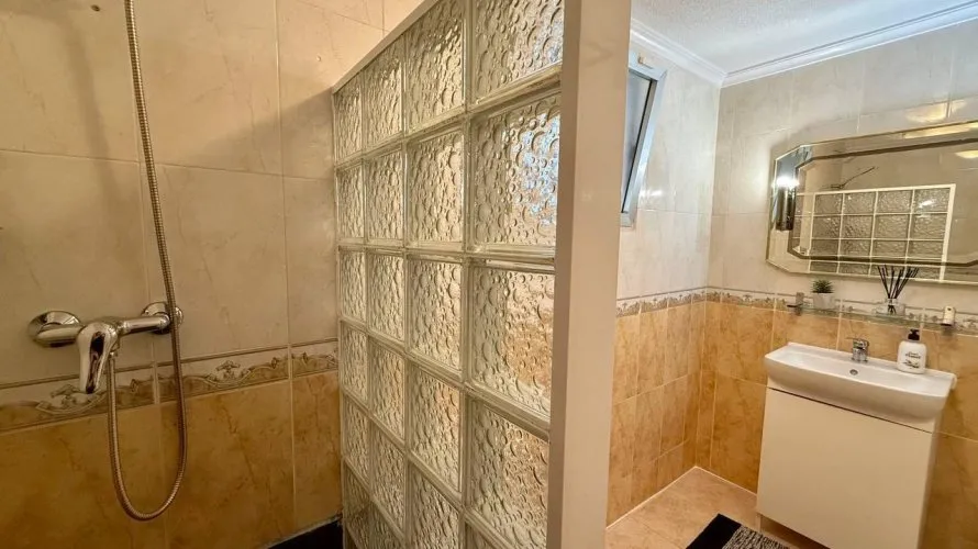 Apartamento de 2 dormitorios en Torrevieja, Spain No. 2033 № 1