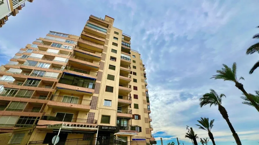 Apartamento de 3 dormitorios en Torrevieja, Spain No. 994