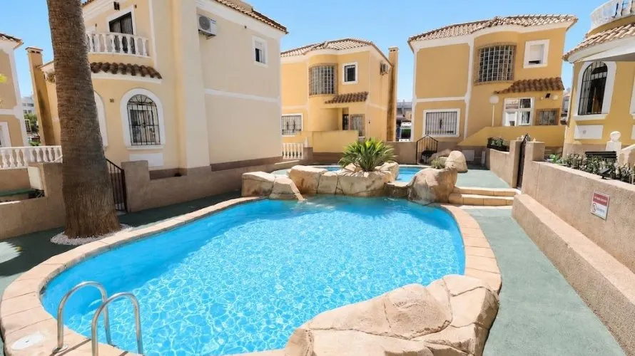 Apartamento de 3 dormitorios en Campoamor, Spain No. 1989