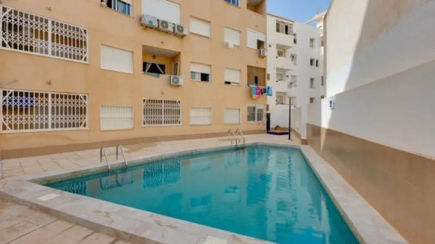 Apartamento de 2 dormitorios en Torrevieja, Spain No. 2404 № 1