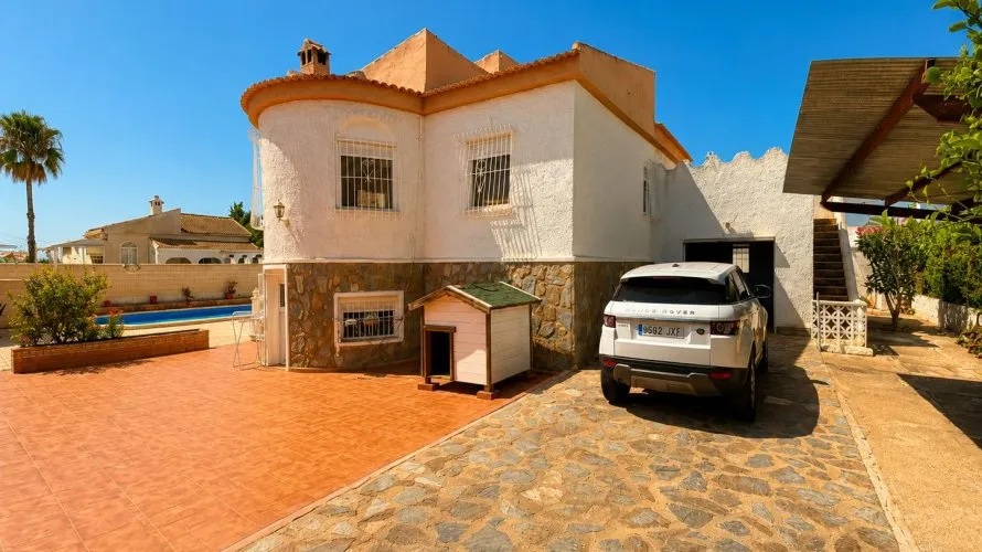 Villa de 200m² en Torrevieja, Spain No. 2394