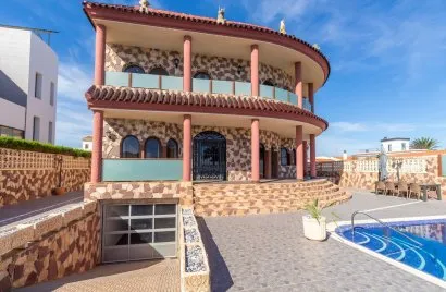 Villa de 624m² en La Zenia, Spain No. 2321