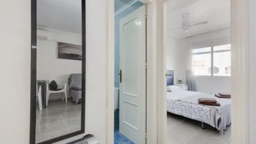 Apartamento de 2 dormitorios en Torrevieja, Spain No. 2404 № 8