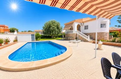 Villa de 200m² en Torrevieja, Spain No. 2394