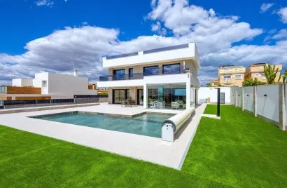 Villa de 234m² en Torrevieja, Spain No. 2594