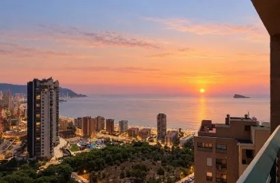 Apartamento de 3 dormitorios en Benidorm, Spain No. 2654