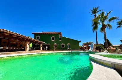 Villa de 4 dormitorios en Almoradí, Spain No. 2639