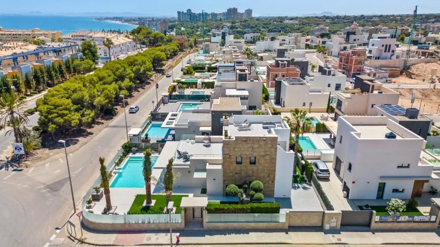 Villa de 4 chambres à Campoamor, Spain No. 662 № 1