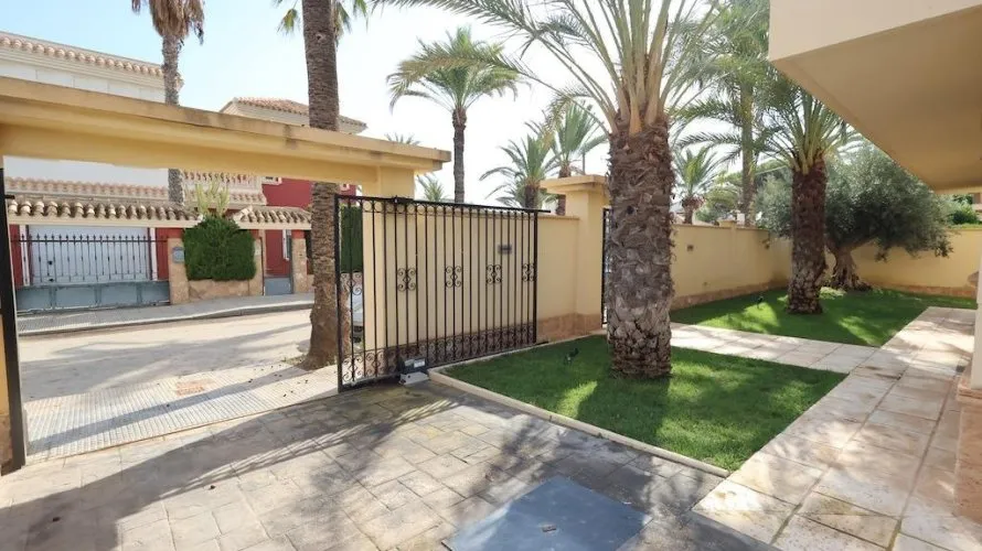 Apartment de 4 chambres à Cabo Roig, Spain No. 846