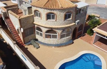 Villa de 4 chambres à Alicante, Spain No. 831