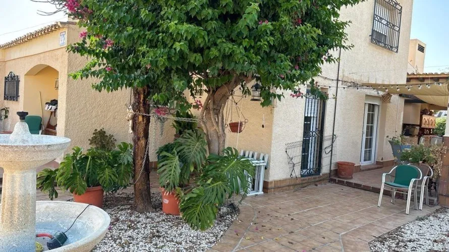 Villa de 4 chambres à Torrevieja, Spain No. 730 № 1