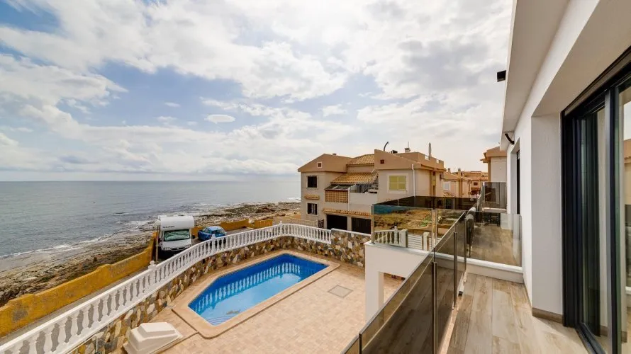 Villa de 210m² à Torrevieja, Spain No. 720 № 2