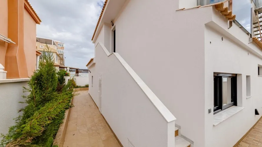 Villa de 210m² à Torrevieja, Spain No. 720 № 6