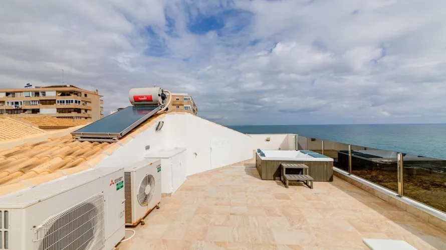 Villa de 210m² à Torrevieja, Spain No. 720 № 1