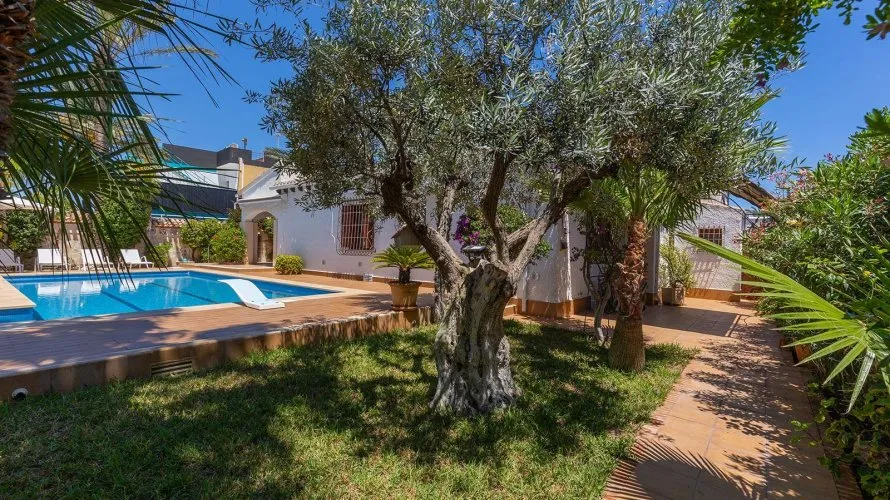 Villa de 4 chambres à Alicante, Spain No. 746 № 16