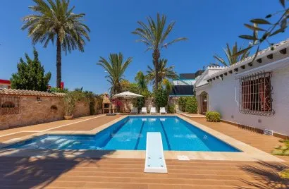 Villa de 4 chambres à Alicante, Spain No. 746