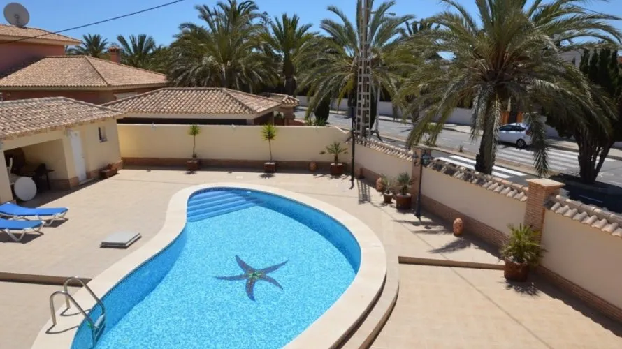 Villa de 276m² à Cabo Roig, Spain No. 257 № 1
