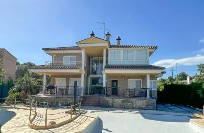 Apartment de 4 chambres à Manises, Spain No. 1312