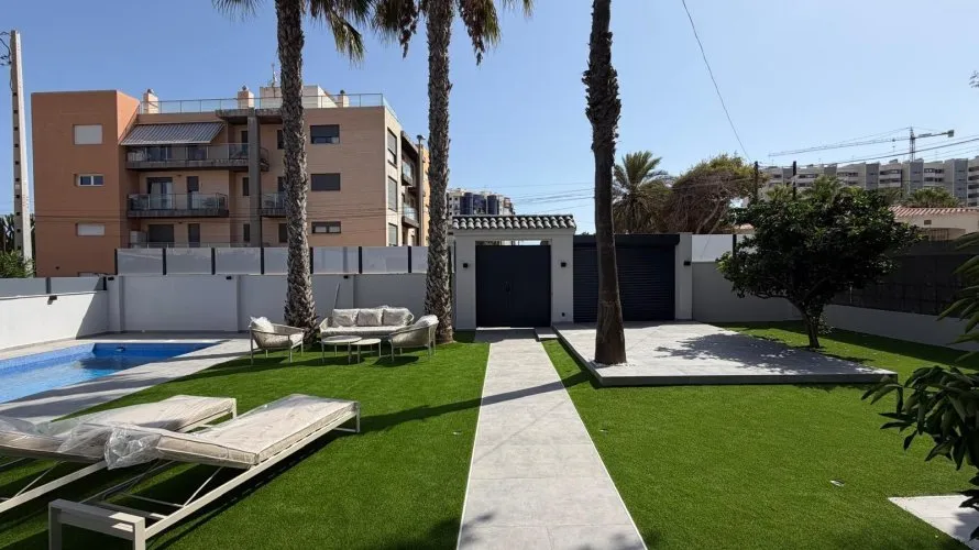 Villa de 4 chambres à Torrevieja, Spain No. 2436