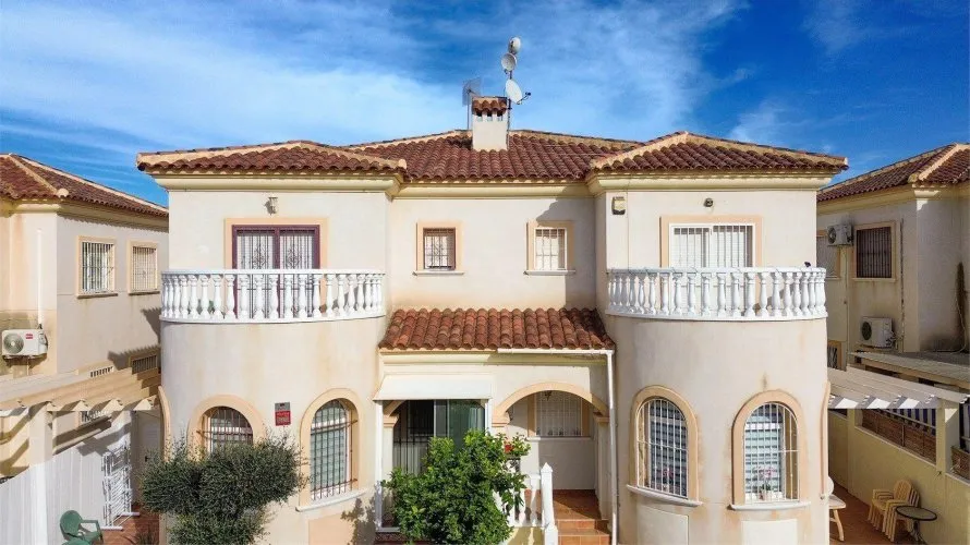 House de 3 chambres à Torrevieja, Spain No. 2479 № 1
