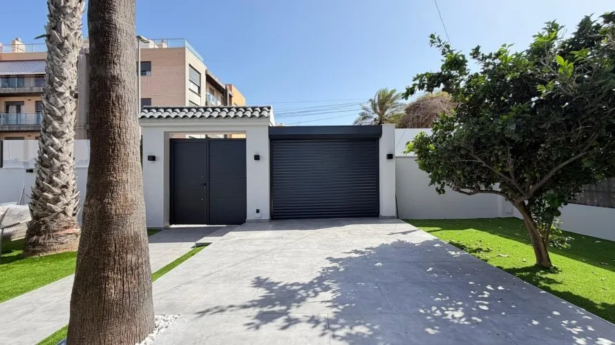 Villa de 4 chambres à Torrevieja, Spain No. 2436 № 1