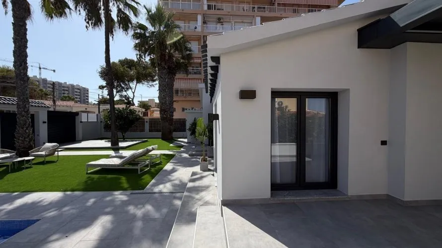 Villa de 4 chambres à Torrevieja, Spain No. 2436 № 11