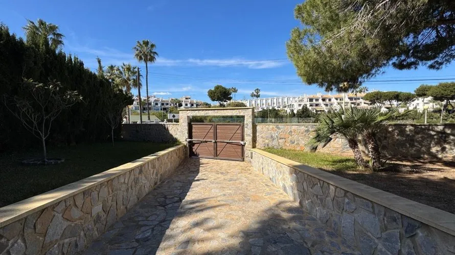 3 bedrooms villa for sale, Cabo Roig, Spain No. 106 № 4