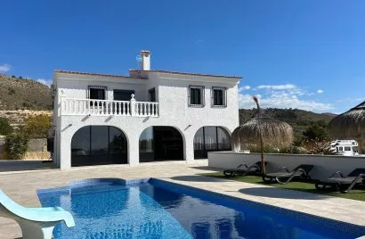 4 bedrooms house for sale, Villajoyosa, Spain No. 805