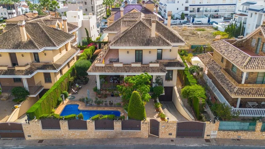 6 bedrooms villa for sale, La Veleta, Spain No. 1015