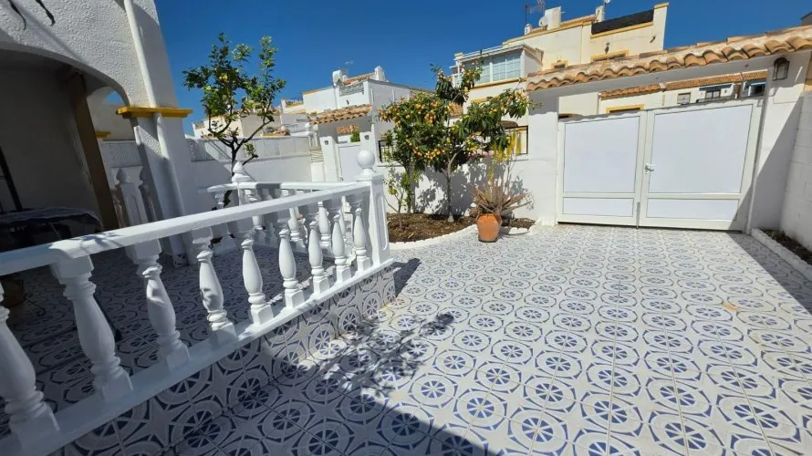 3 bedrooms house for sale, Torrevieja, Spain No. 1095 № 9